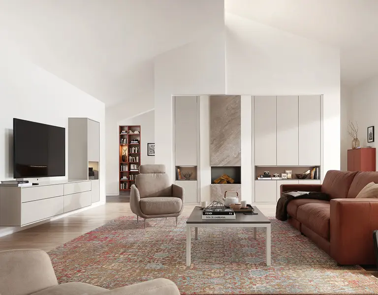 Großzügiges Wohnzimmer mit braunem Ledersofa, beigem Relaxsessel, modernem TV-Möbel und Kaminwand, kombiniert mit elegantem Teppich und hellen Einbauschränken für ein zeitloses Wohnambiente.